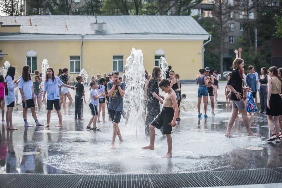 Фото В Новосибирске дети спасаются от жары в городских фонтанах 7